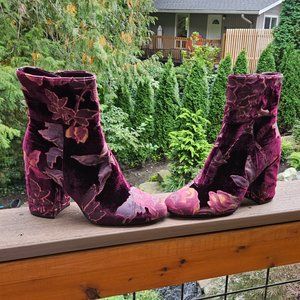 Steve Madden floral velvet burgundy ankle boots, Womens size 10, unworn